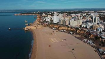 vue aérienne d'une plage et de la ville de portimao video