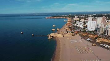 vue aérienne d'une plage et de la ville de portimao