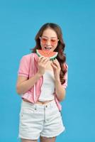 mujer comiendo sandía foto