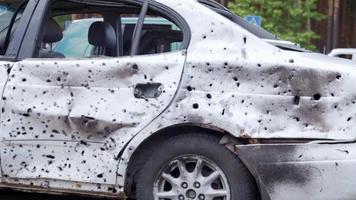 Auto von Kugeln durchsiebt. Krieg in der Ukraine. Schuss Auto von Zivilisten beim Versuch, aus der Kampfzone in der Region Kiew zu evakuieren. Spuren von Kugeln auf der Rückseite eines Autos. ukraine, irpin - 12. mai 2022. video
