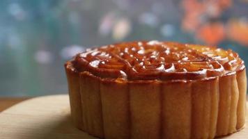 mooncake Aan hout schotel bord. traditioneel midden herfst festival viering Chinese voedsel. video