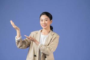 mujer brillante sosteniendo algo invisible en las manos estudio aislado foto