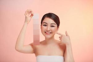 tono de piel mujer piel sana rostro femenino con diferentes colores en papel foto