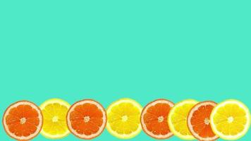 citrus minimaal reclame achtergrond. geel citroen plakjes rollend beweging geïsoleerd Aan flikkeren cyaan blauw wit. video