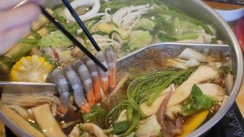 Vidéo 4k du hotpot shabu shabu plein de légumes et de viande. video