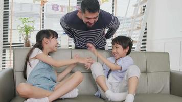 heureuse famille thaïlandaise asiatique, jeunes enfants surpris par le gâteau d'anniversaire, le cadeau, souffler la bougie et célébrer la fête avec les parents et les frères et sœurs ensemble dans le salon, le style de vie de l'événement domestique de bien-être. video