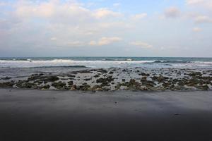 la ola del mar golpeó la roca en la playa. marina. centrarse en primer plano foto