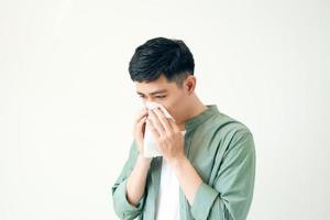 el hombre está enfermo y estornuda con fondo blanco, asiático foto