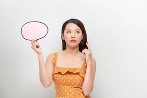 chica divertida con burbujas de discurso. mujer con tablón de anuncios vacío foto