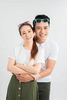 feliz pareja abrazándose, aislado en fondo blanco, hombre con gafas, expresión facial de emoción positiva foto