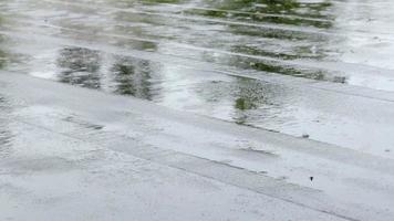 Regentropfen klopfen aufs Dach, Starkregen, Platzregen. Das Flachdach des Gebäudes ist mit einem wasserdichten Material bedeckt, das vor Regen schützt. Ruberoid, gerolltes Dach- und Abdichtungsmaterial. video