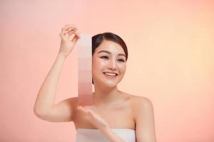 woman take skin color scale on the beige background photo