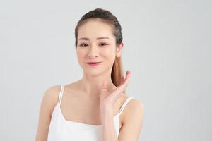 retrato de joven y bella mujer asiática sobre fondo blanco. foto