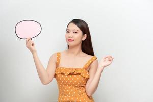 mujer con traje vintage sosteniendo un cuadro de diálogo vacío foto