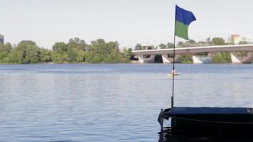 de flagga av ukraina fladdrar i långsam rörelse på de banker av de dnepr flod. video