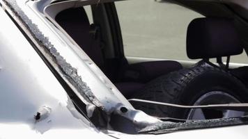 un automóvil después de un accidente con una ventana trasera rota. ventana rota en un vehículo. los restos del interior de un automóvil moderno después de un accidente, una vista detallada de primer plano del automóvil dañado. video
