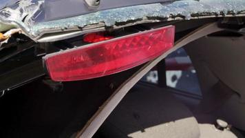 ein Auto nach einem Unfall mit kaputter Heckscheibe. zerbrochenes Fenster in einem Fahrzeug mit hinterer Bremsleuchte. Innenwrack, detaillierte Nahaufnahme eines beschädigten modernen Autos.