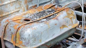 kaputte und verbrannte Autos auf dem Parkplatz, Unfall oder vorsätzlicher Vandalismus. ausgebranntes auto. Folgen eines Autounfalls. durch Brandstiftung beschädigt. Deponie von ziviler Ausrüstung, erschossen in der Ukraine. video