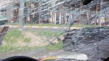 para-brisa do carro rachado após um acidente. close-up de um veículo destruído após uma colisão com um pedestre ou acidente de carro. veículo danificado. segurança rodoviária, seguro automóvel. vista de dentro da cabine. video