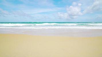 strand blauw lucht zeegezicht oceaan horizon Golf spatten zanderig zonnig. video