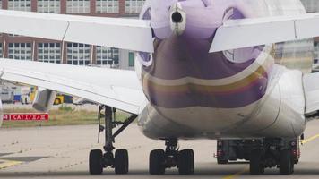 frankfurt am main, deutschland 20. juli 2017 - thai airways airbus 380 rollen, rückansicht. fraport, frankfurt, deutschland video