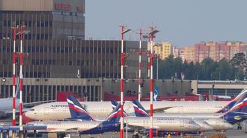 moskau, russische föderation 12. september 2020 - der internationale flughafen sheremetyevo ist ein drehkreuz von aeroflot, der größten fluggesellschaft des landes. Bodenabfertigungsinfrastruktur des Flugplatzes.