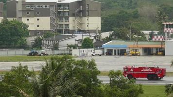 Phuket, Tailandia 03 de diciembre de 2016 - camión de bomberos, vehículo de primeros auxilios en el aeropuerto internacional de phuket. camión de rescate de incendios controla la seguridad del aeródromo video
