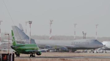novosibirsk, federação russa 20 de outubro de 2021 - tiro no escuro, avião de passageiros da s7 airlines decola no aeroporto internacional de tolmachevo ovb.