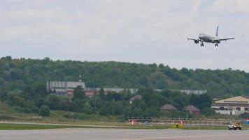 moscou, federação russa 29 de julho de 2021 - airbus a321 de descida aeroflot para pouso no aeroporto de sheremetyevo svo. chegada do avião, vista lateral video