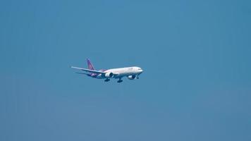 phuket, thaïlande 02 décembre 2018 - long shot de boeing 777 thai airways approche avant d'atterrir à l'aéroport de phuket. avion de ligne à fuselage large vole. concept de tourisme et de voyage video