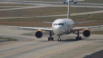 frankfurt am main, alemanha 19 de julho de 2017 - boeing 767 of condor taxiando após o desembarque no aeroporto de frankfurt. imagens de um avião no aeródromo. conceito de turismo e aviação video