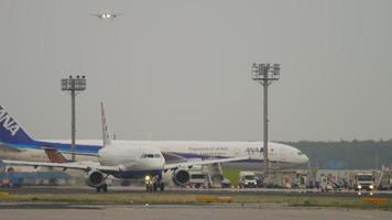 Frankfurt am main, alemanha, 19 de julho de 2017 - avião de passageiros da croácia, taxiando no aeroporto de frankfurt, alemanha. tráfego ocupado do aeroporto moderno video