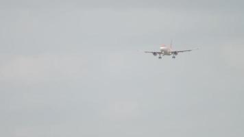 amsterdam, países bajos 27 de julio de 2017 - tiro largo easyjet airbus a320 llega al aeropuerto de schiphol, amsterdam, holanda. concepto de viaje, vuelos aéreos video