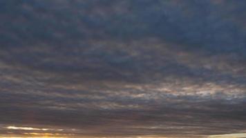 pôr do sol de nuvem de tempestade escuro e dramático sobre o mar. nuvens tropicais de tempestade épica ao pôr do sol. lapso de tempo video