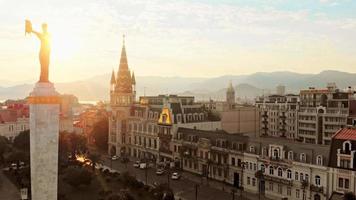 batumi, georgia, 2022 - luftaufnahme beliebtes touristenziel batumi sommerresort wahrzeichen. Astrologischer Turm, Europaplatz, Kasinogebäude und Hotels video