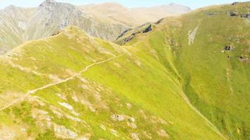 Kaukasus bergen zoom in antenne visie in zonnig dag in zomer met wandelen spoor in lagodkehi nationaal park video