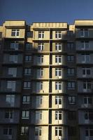 edificio con ventanas. desarrollo Urbano. un montón de edificio de apartamentos. foto