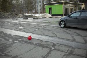bola roja en la ciudad. pelota en la carretera. foto