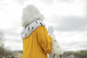 rey del cuento de hadas músicos de la ciudad de bremen. peluca y túnica blanca. foto