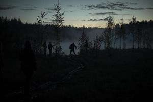 hombre en la niebla antes del amanecer. descansar en el lago. foto