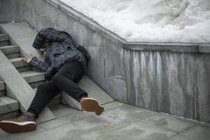 el hombre cayó. el tipo está tirado en el pavimento. cayendo en las escaleras. el hombre tropezó. foto