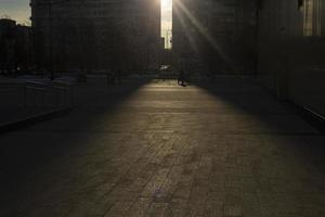 camino soleado. luz en plaza. los rayos brillan en la cámara. foto