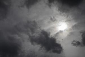 nubes en el cielo. las condiciones climáticas. ambiente en verano. foto