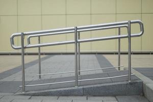 pasamanos de acero para pocas personas móviles. detalles de la arquitectura. elevador para silla de paseo. foto