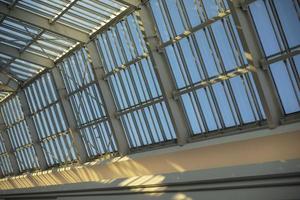 techo de cristal en centro comercial. detalles de interior en edificio. luz a través del vidrio. cúpula en edificio. foto