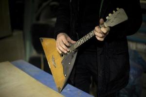 instrumento musical ruso balalaika. instrumento acústico de tres cuerdas. foto