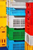 cajas de plástico multicolor apiladas una encima de la otra. foto
