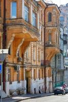 la arquitectura antigua de las bóvedas de los balcones de la calle de la ciudad. foto