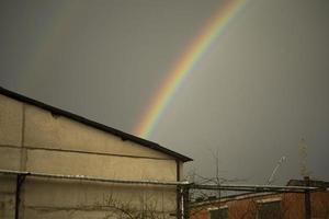 arcoiris en el cielo. hermoso clima. descomposición de la luz en colores. foto