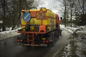 lavado de vehículos en carretera. equipo especial para limpieza en carretera. foto